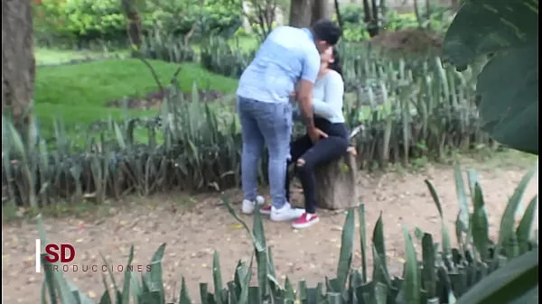 Hiển thị SPYING ON A COUPLE IN THE PUBLIC PARK ống điện