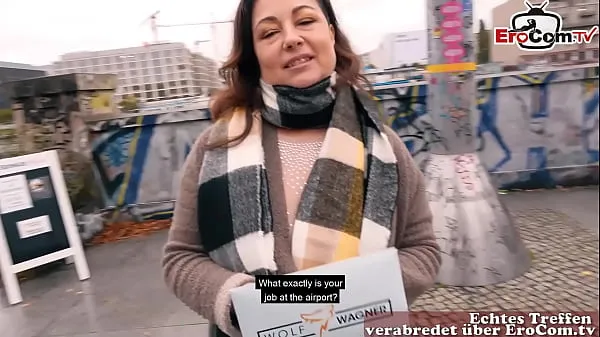 Afficher MILF allemande potelée aux cheveux bruns ramassée dans la ruetube de puissance