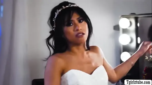 Tampilkan Asian bride fucked by shemale bestfriend Tabung listrik