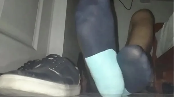 Mostrar Blue sweaty socks and barefeettubo de alimentación