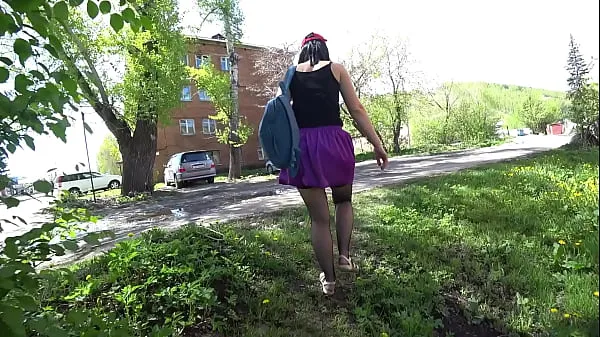 Afficher Voyeur avec caméra cachée espionnant des jambes en bas et un beau cul sous une jupe courte dans des lieux publics. Compilation amateur de fétichisme des piedstube de puissance