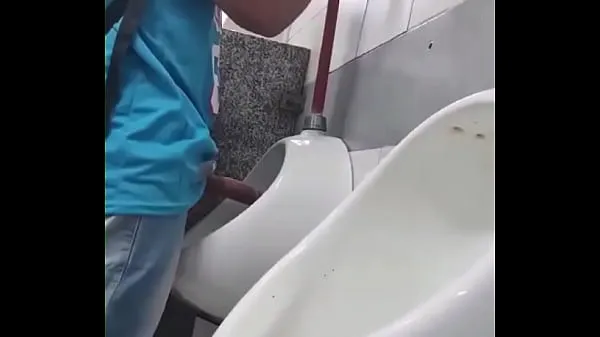 Geile heterosexuelle Männer sehen Rollen im Urinal im Badezimmer des EinkaufszentrumsPower Tube anzeigen