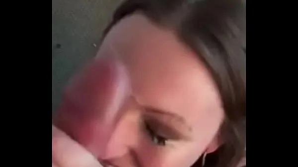 Afficher Jenny suce et branle une bite pour une éjac facialetube de puissance