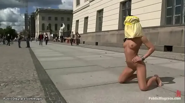 Pokaż Little Romanian anal public banged lampę zasilającą