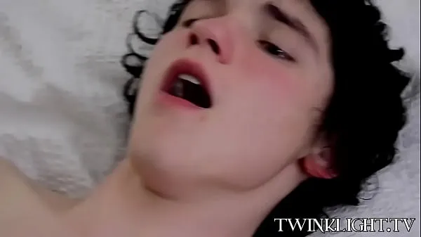 Näytä Young vampire Krys Perez seduces and fucks twink Josh Bensan tehoputki