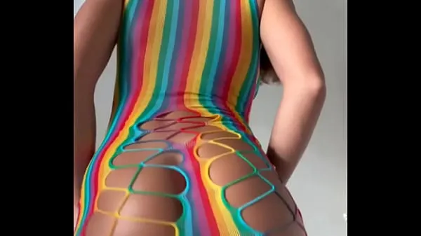 Mostrar Nastya nass bailando twerk con un vestido transparentetubo de alimentación