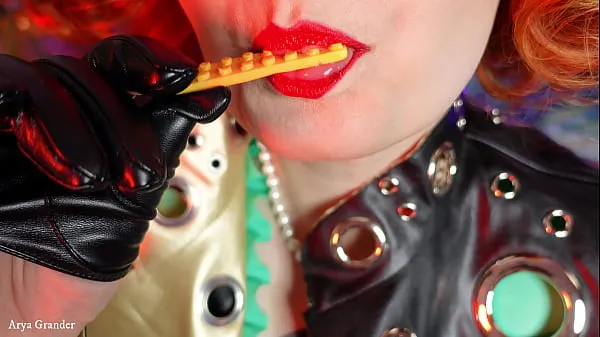 Tunjukkan ASMR mukbang: food fetish - eating chocolate - latex rubber MILF blogger Arya Tiub kuasa