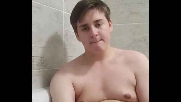 Afficher Un garçon potelé se masturbe dans la baignoiretube de puissance