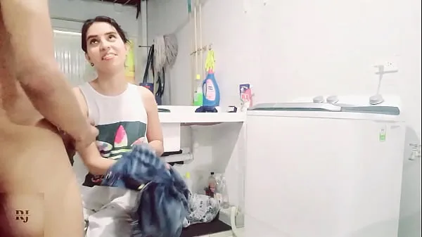 Mutasd a while my stepsister washes the clothes she sees how I touch myself and helps me tápvezetéket