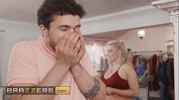 Mostrar Apollo traz) sua namorada (Laney Grey) para comprar roupas novas, mas acaba fodendo o proprietário (Christie Stevens) - Brazzers tubo de potência