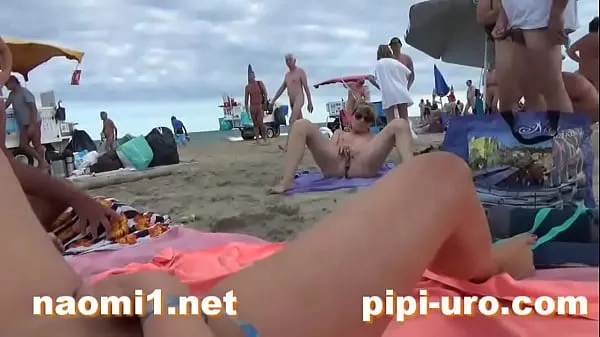 Prikaži girl masturbate on beach Power Tube