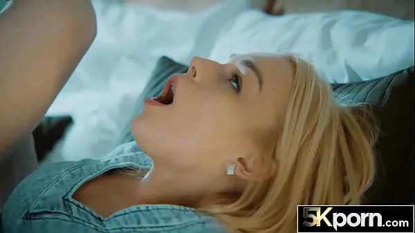 Afficher Une blonde se masturbe obtient la bite dont elle a besointube de puissance