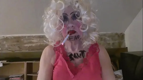 Zobraziť CD Sissy Sarah Millward knows her ID, as indicated by what's written on her face and chest - 'fag slut' - as she smokes, wanks her clit, and stuffs a dildo up her nasty lady hole napájaciu trubicu