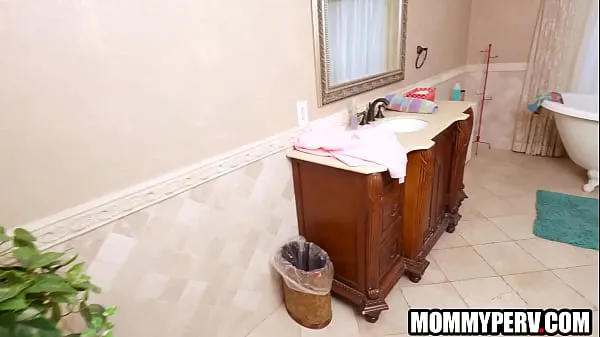 Stepmom blows me in bathroom after I massaged her back 파워 튜브 표시