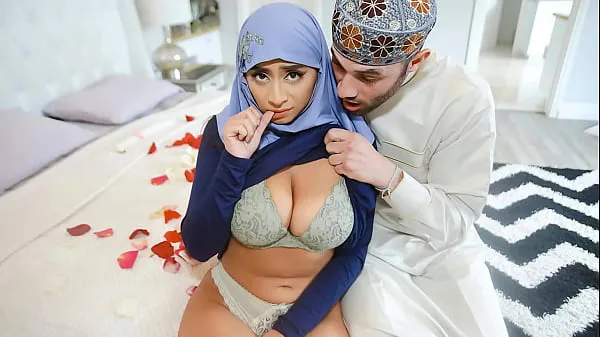 عرض Arab Husband Trying to Impregnate His Hijab Wife - HijabLust أنبوب الطاقة