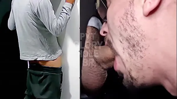 Der große, begabte, unbeschnittene Kerl konnte es nicht ertragen und kam während meines Blowjobs im GloryHole sehr schnell!!! (VOLLSTÄNDIG AUF ROTPower Tube anzeigen