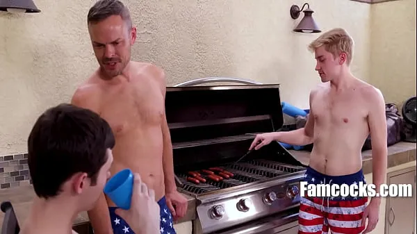 Εμφάνιση A Real Sausage Fest With Stepson And His Boyfriend On July 4th power Tube