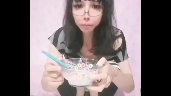 Εμφάνιση Femboy makes breakfast with milk taken from her ass power Tube