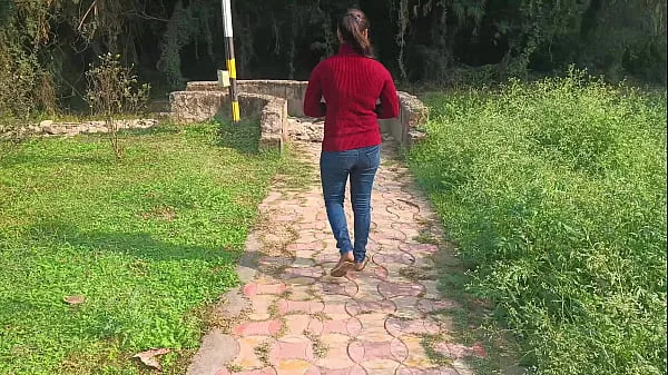 Mostrar A namorada gostosa da vila indiana desi estava transando ao ar livre com o namorado em áudio hindi claro tubo de potência