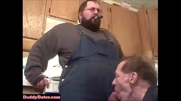 عرض Daddybear Top Gets his Cock Sucked by Old Man أنبوب الطاقة